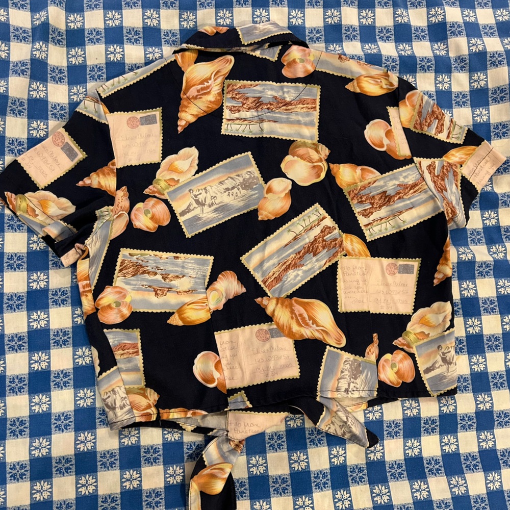 La Cabana Tie Front Blouse w Postcards and Conch Shells - Picture 7 of 14